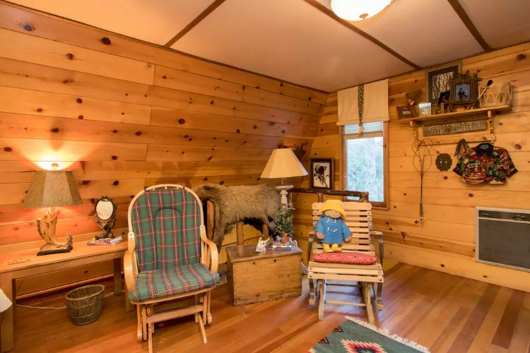 0194 Tour a unique log cabin – youll fall in love the impressive master suite within smallhometours.com 11