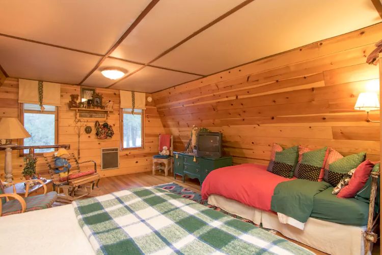 0194 Tour a unique log cabin – youll fall in love the impressive master suite within smallhometours.com 12