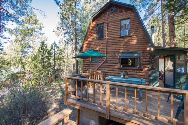 0194 Tour a unique log cabin – youll fall in love the impressive master suite within smallhometours.com 13