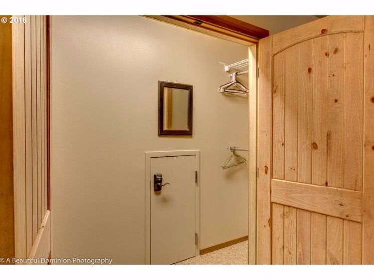 0195 Check out the winning kitchen inside this lovely woodland log home smallhometours.com 13
