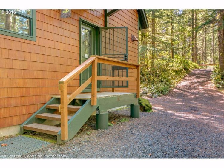0195 Check out the winning kitchen inside this lovely woodland log home smallhometours.com 2