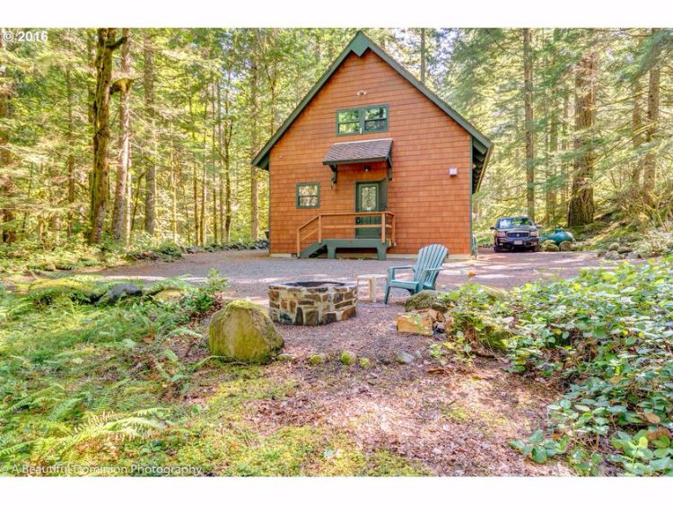 0195 Check out the winning kitchen inside this lovely woodland log home smallhometours.com 21