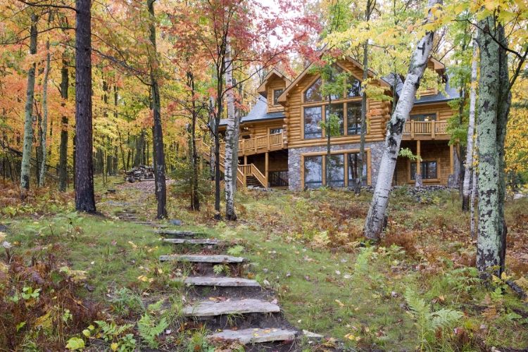 0201 Take a look around the Sawyer log home – it shows how to capture the best of a lakefront smallhometours.com 11
