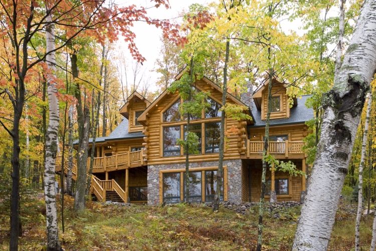 0201 Take a look around the Sawyer log home – it shows how to capture the best of a lakefront smallhometours.com 2