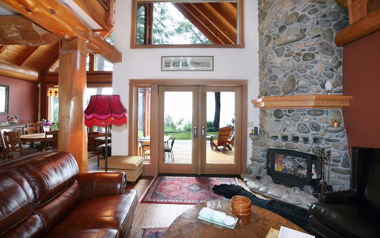 0202 Log homes entryway is gorgeous but the inside will excite any rustic home enthusiast smallhometours.com 3