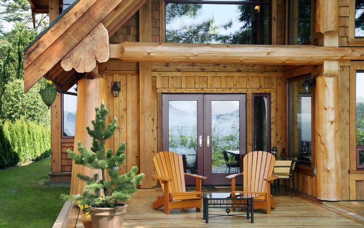 0202 Log homes entryway is gorgeous but the inside will excite any rustic home enthusiast smallhometours.com 4