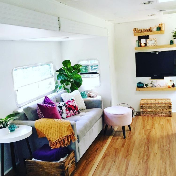 0204 Outdated Pilgrim trailer becomes a bright cozy home smallhometours.com 13