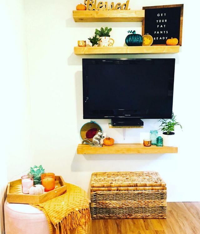 0204 Outdated Pilgrim trailer becomes a bright cozy home smallhometours.com 14