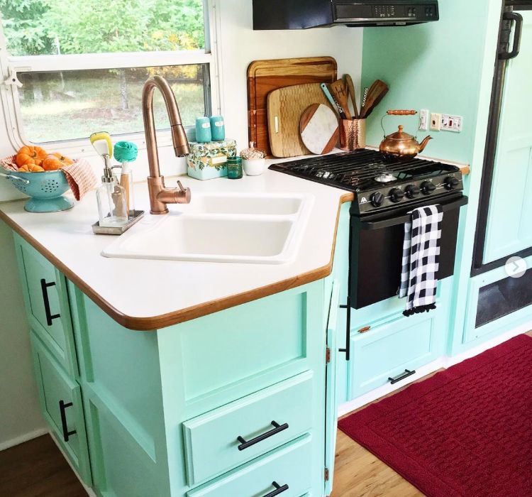 0204 Outdated Pilgrim trailer becomes a bright cozy home smallhometours.com 9