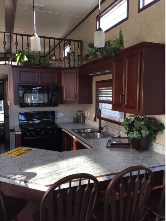 0219 Take a look inside a snazzy park model – its tall ceilings are a real wonder smallhometours.com 4