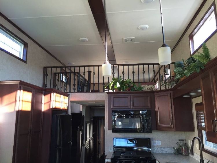 0219 Take a look inside a snazzy park model – its tall ceilings are a real wonder smallhometours.com 5