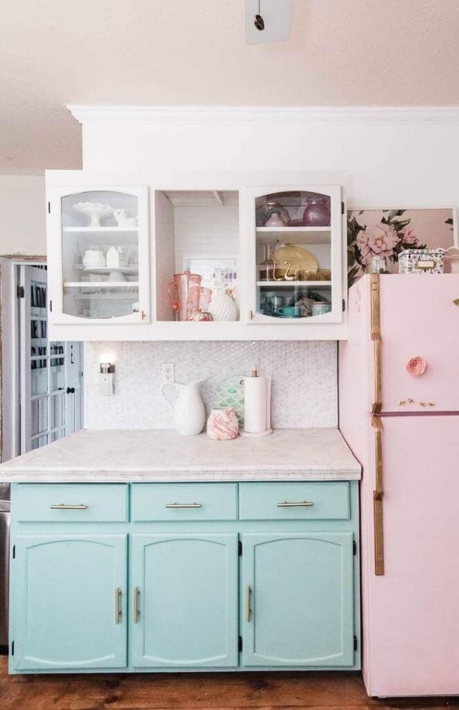 Kitschy Kitchen Ideas Eclectic Vintage Decor Inspiration With Cottage Farmhouse Aesthetic smallhometours.com 20