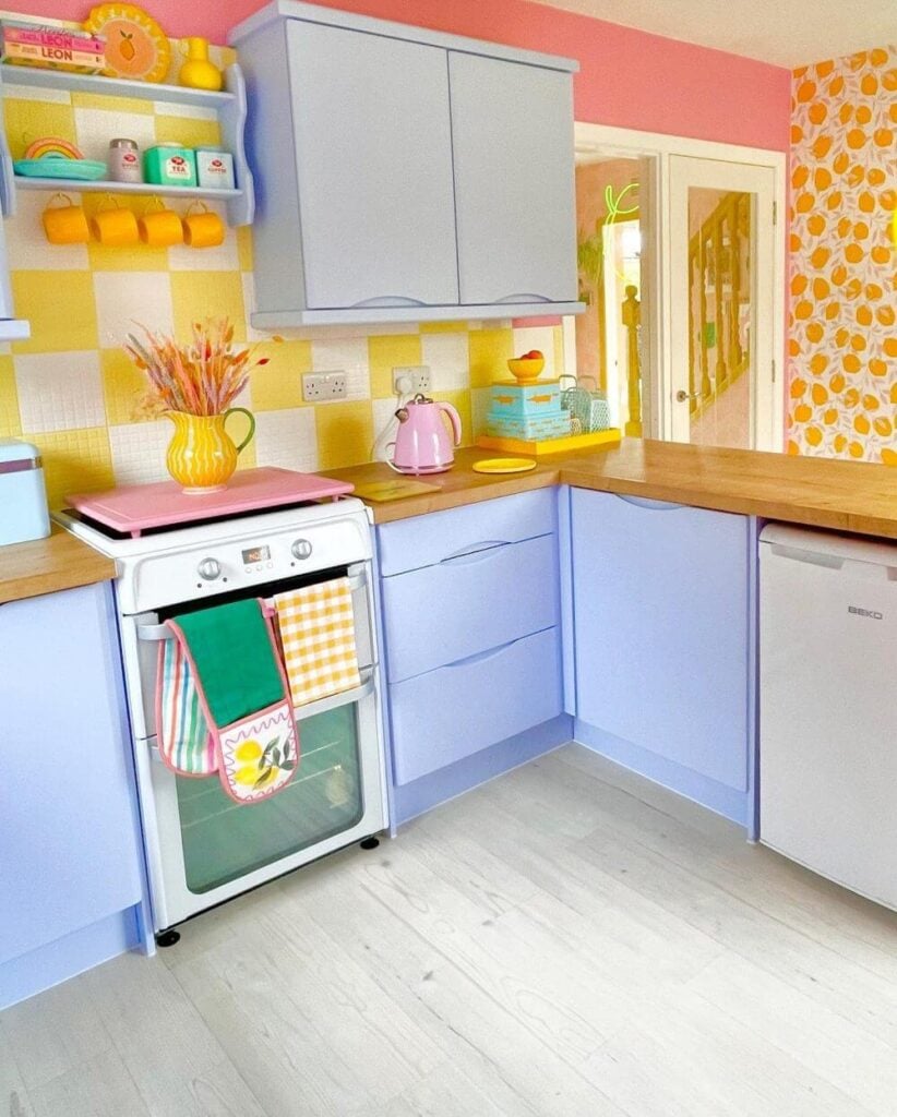 Kitschy Kitchen Ideas Eclectic Vintage Decor Inspiration With Cottage Farmhouse Aesthetic smallhometours.com 4