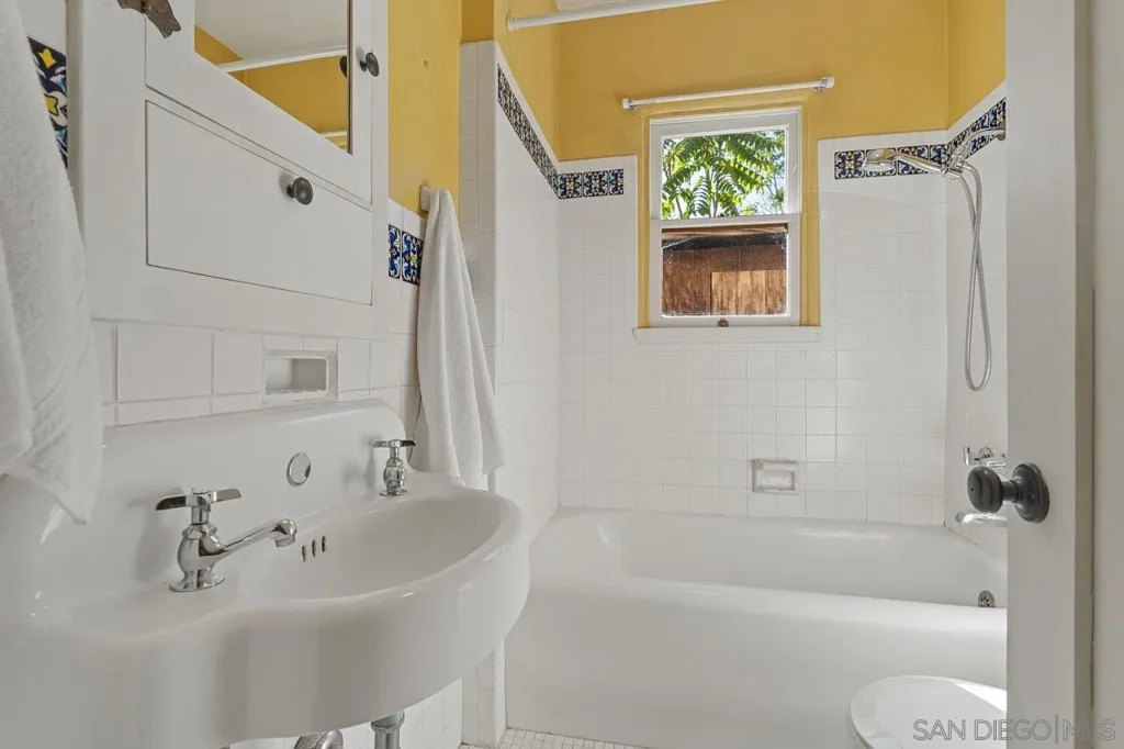 0511 16952859 adobe houseplan zillow smallhometours.com 7