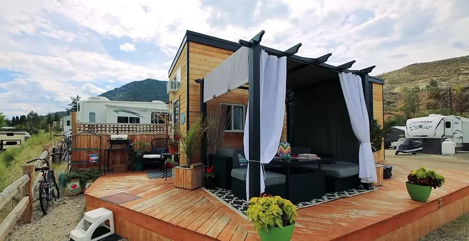 0252 Wild tiny house adventure by mother and daughter smallhometours.com 2