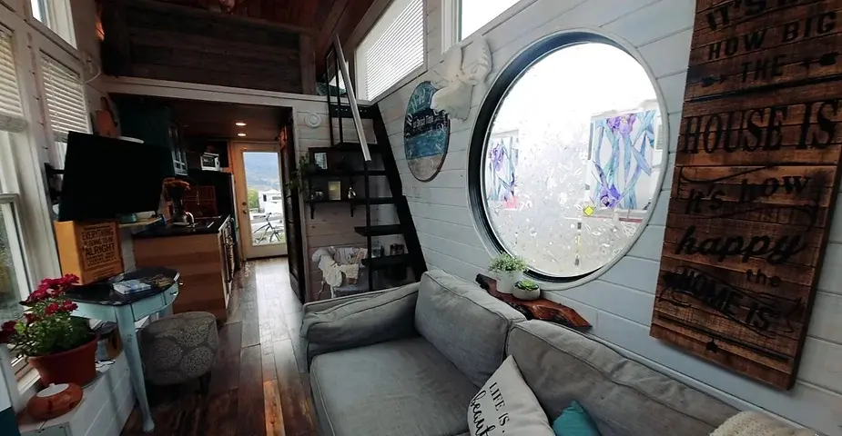 0252 Wild tiny house adventure by mother and daughter smallhometours.com 7