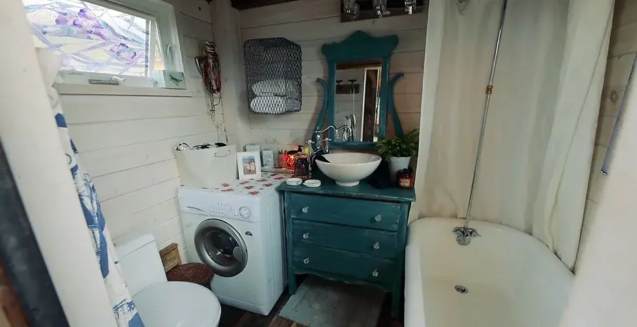 0252 Wild tiny house adventure by mother and daughter smallhometours.com 8
