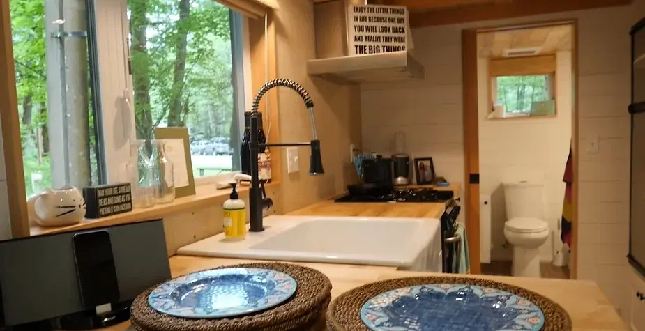 0254 Magnificent tiny house for a vivacious retired cop smallhometours.com 4