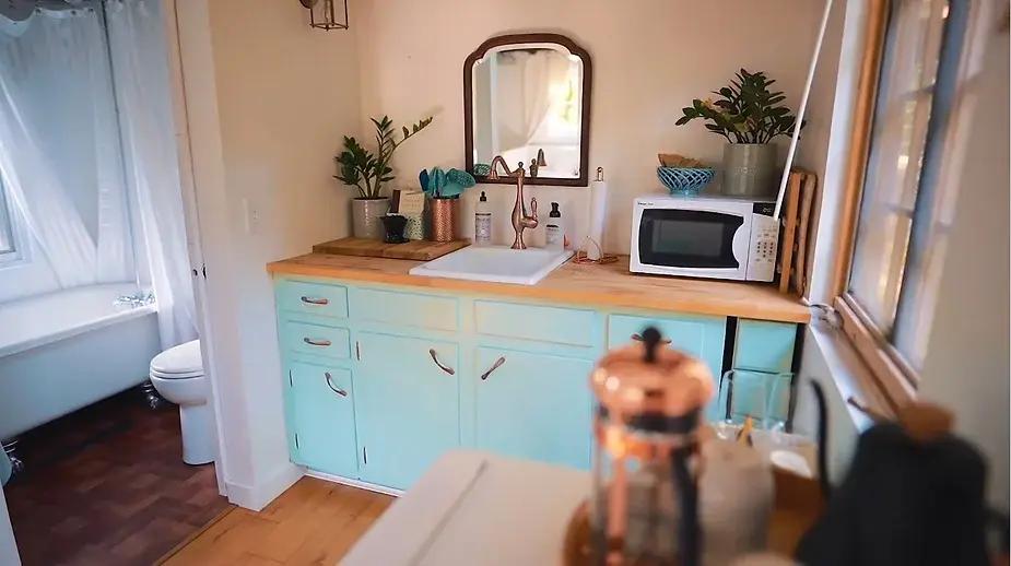 0258 Tiny house that you need to visit in Tennesse smallhometours.com 1