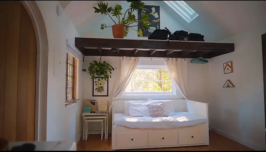 0258 Tiny house that you need to visit in Tennesse smallhometours.com 3