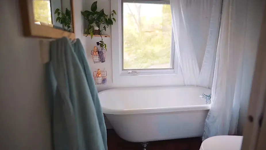 0258 Tiny house that you need to visit in Tennesse smallhometours.com 6