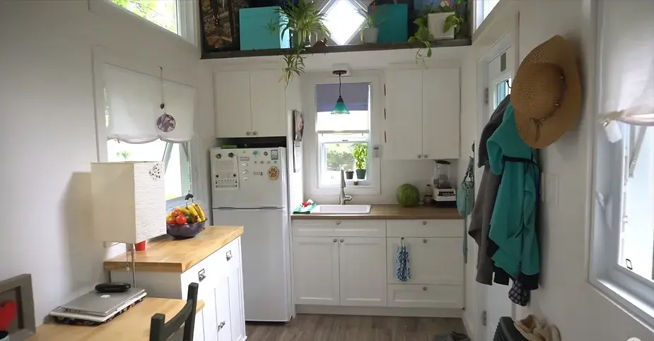 0262 Living in a tiny house to achieve financial freedom smallhometours.com 1