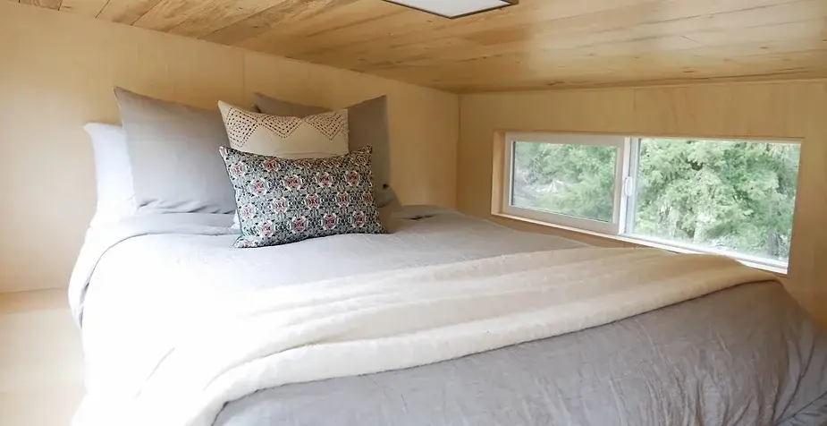 0277 Vacation tiny home in the mountains expands to the outdoors sleeps 6 smallhometours.com 2