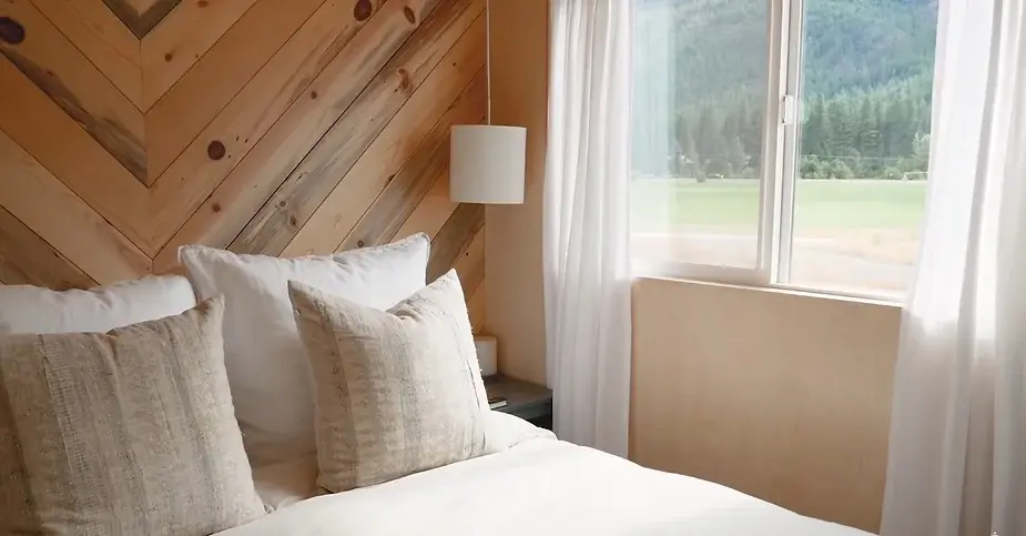0277 Vacation tiny home in the mountains expands to the outdoors sleeps 6 smallhometours.com 3
