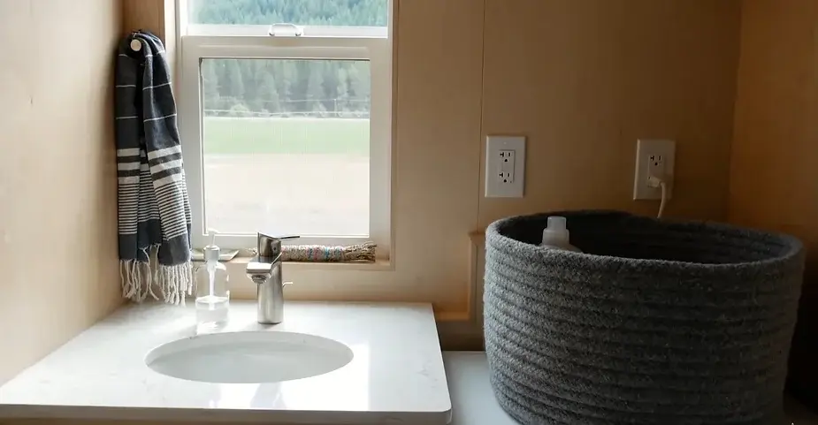 0277 Vacation tiny home in the mountains expands to the outdoors sleeps 6 smallhometours.com 4