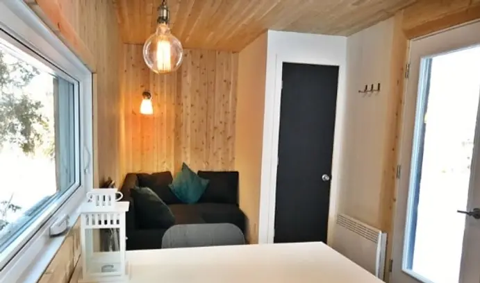 0285 53 long canadian tire container turned into minimalist micro tiny house smallhometours.com 1