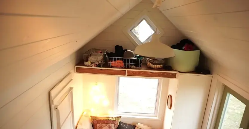 0295 Incredible tiny house built in 40 days smallhometours.com 4