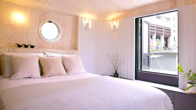 0303 A generous and calm contemporary 40sqm houseboat smallhometours 2