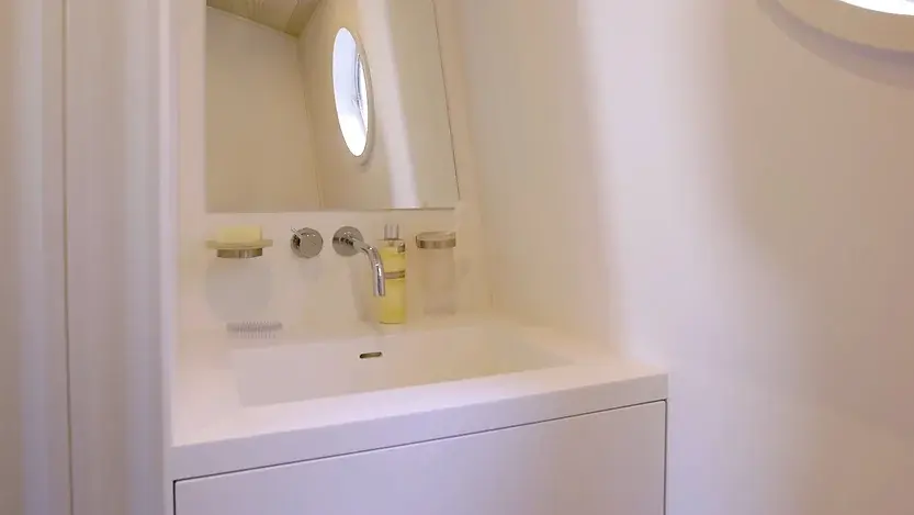 0303 A generous and calm contemporary 40sqm houseboat smallhometours 5