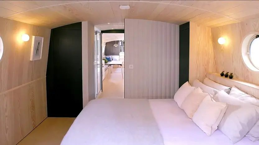 0303 A generous and calm contemporary 40sqm houseboat smallhometours 7