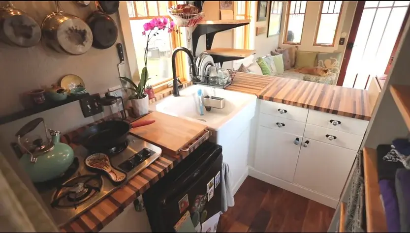 0325 A tiny house expert teacher builder The Lucky Linden tour smallhometours.com 1