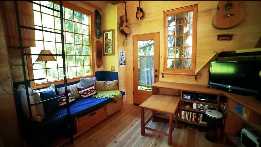 0344 Incredible home nestled amongst the trees smallhometours.com 1
