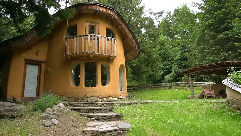 0359 Cozy cob cottage a sustainable green building smallhometours.com 6