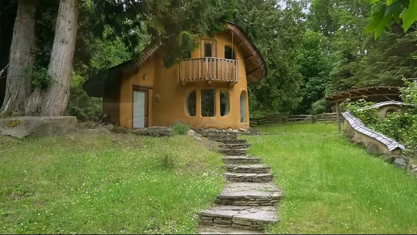 0359 Cozy cob cottage a sustainable green building smallhometours.com 7