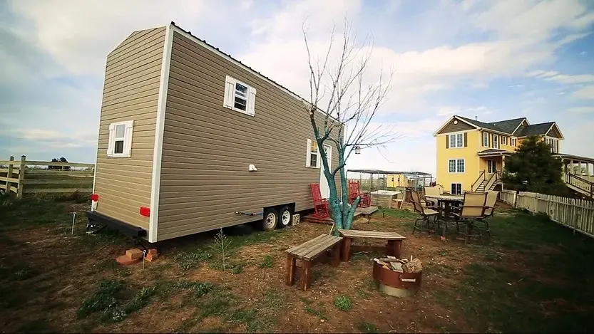 0365 23 years old woman escapes crazy rent with tiny house smallhometours.com 1