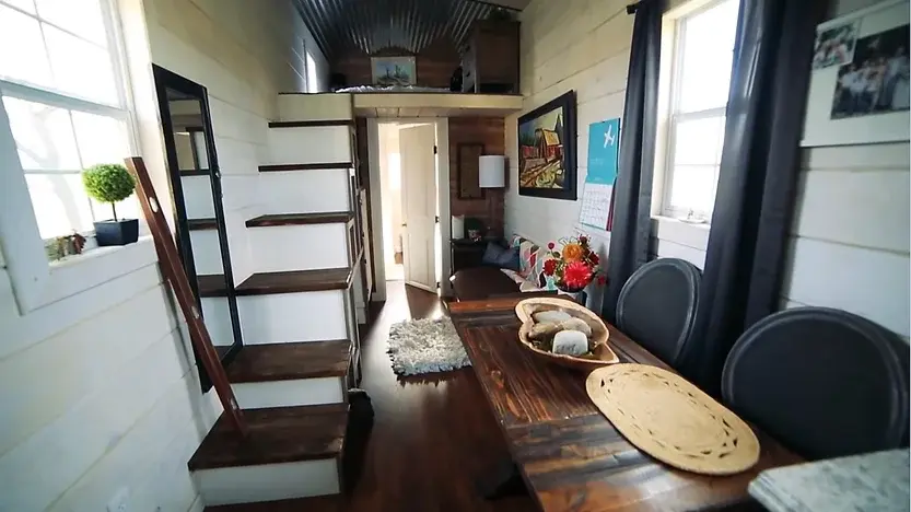0365 23 years old woman escapes crazy rent with tiny house smallhometours.com 2
