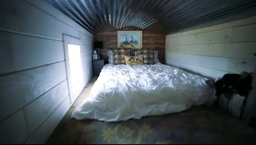 0365 23 years old woman escapes crazy rent with tiny house smallhometours.com 4