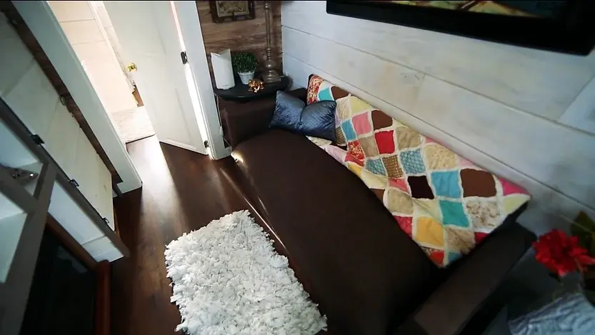 0365 23 years old woman escapes crazy rent with tiny house smallhometours.com 5