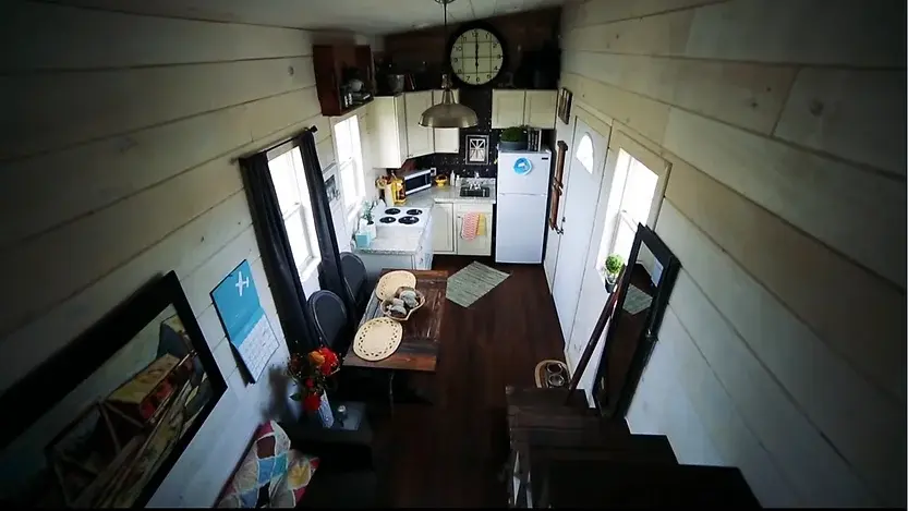 0365 23 years old woman escapes crazy rent with tiny house smallhometours.com 6