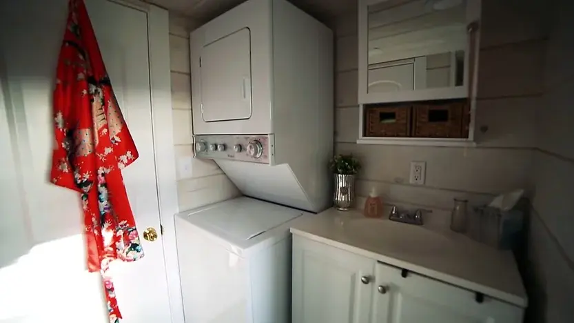 0365 23 years old woman escapes crazy rent with tiny house smallhometours.com 7