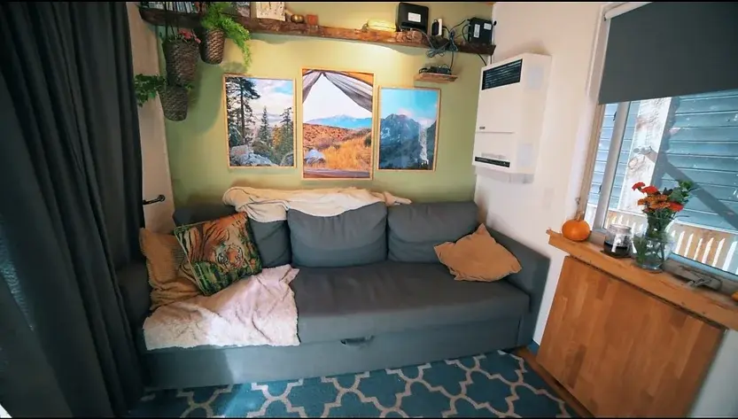 0386 Living simple to be mobile work remotely in DIY tiny house smallhometours.com 1