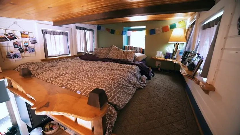 0386 Living simple to be mobile work remotely in DIY tiny house smallhometours.com 3