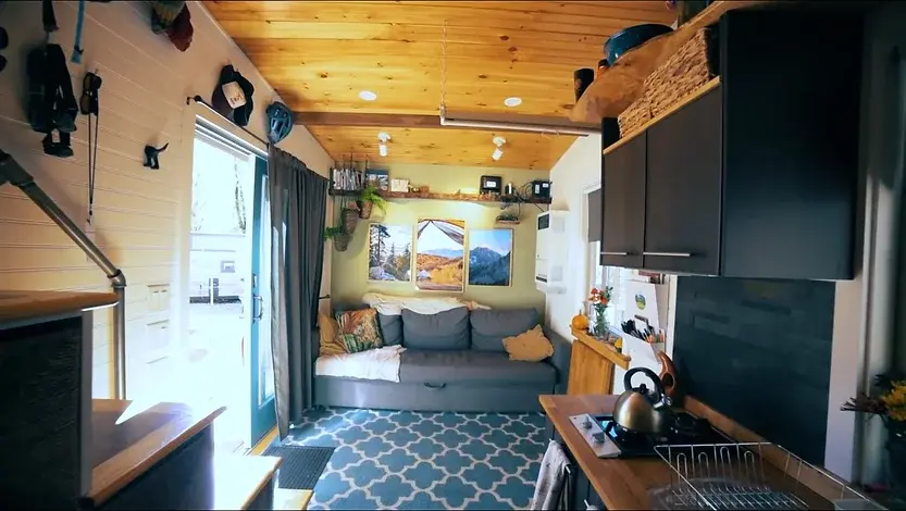 0386 Living simple to be mobile work remotely in DIY tiny house smallhometours.com 5