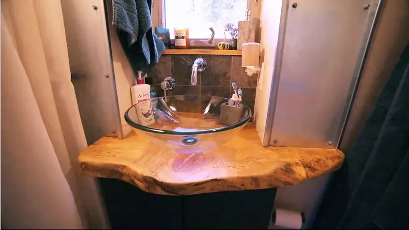 0386 Living simple to be mobile work remotely in DIY tiny house smallhometours.com 6