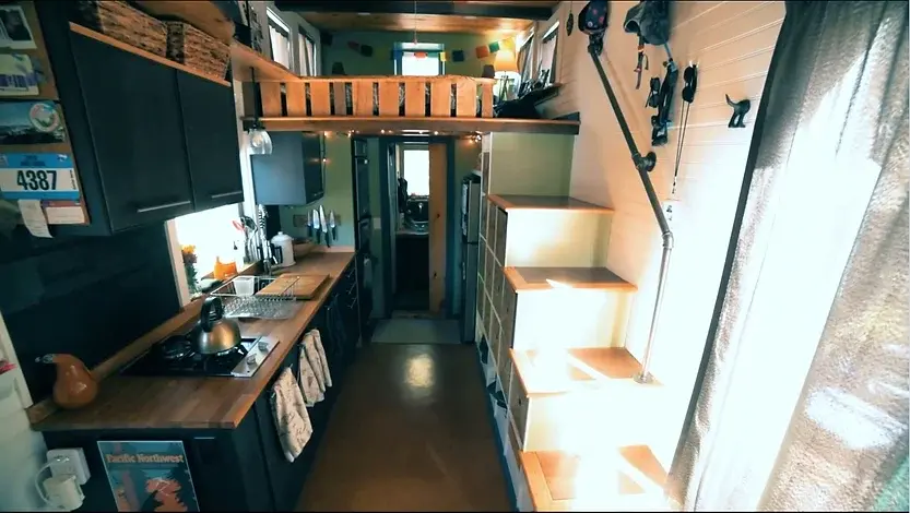 0386 Living simple to be mobile work remotely in DIY tiny house smallhometours.com 7
