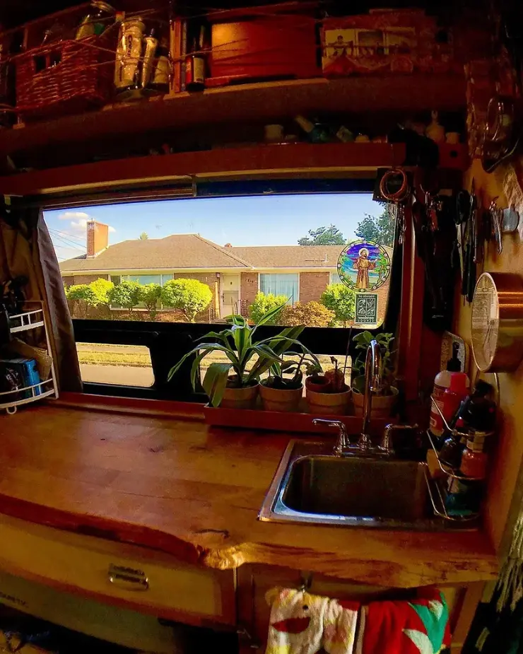 0402 She chose van life after suffering loss finds pure happiness on the road smallhometours.com 3